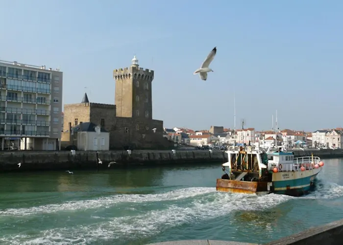 Proche Plage, Chenal, Et Commerce, Bien Equipe Au Coeur Des Sables D'olonne - Fr-1-92-597 *